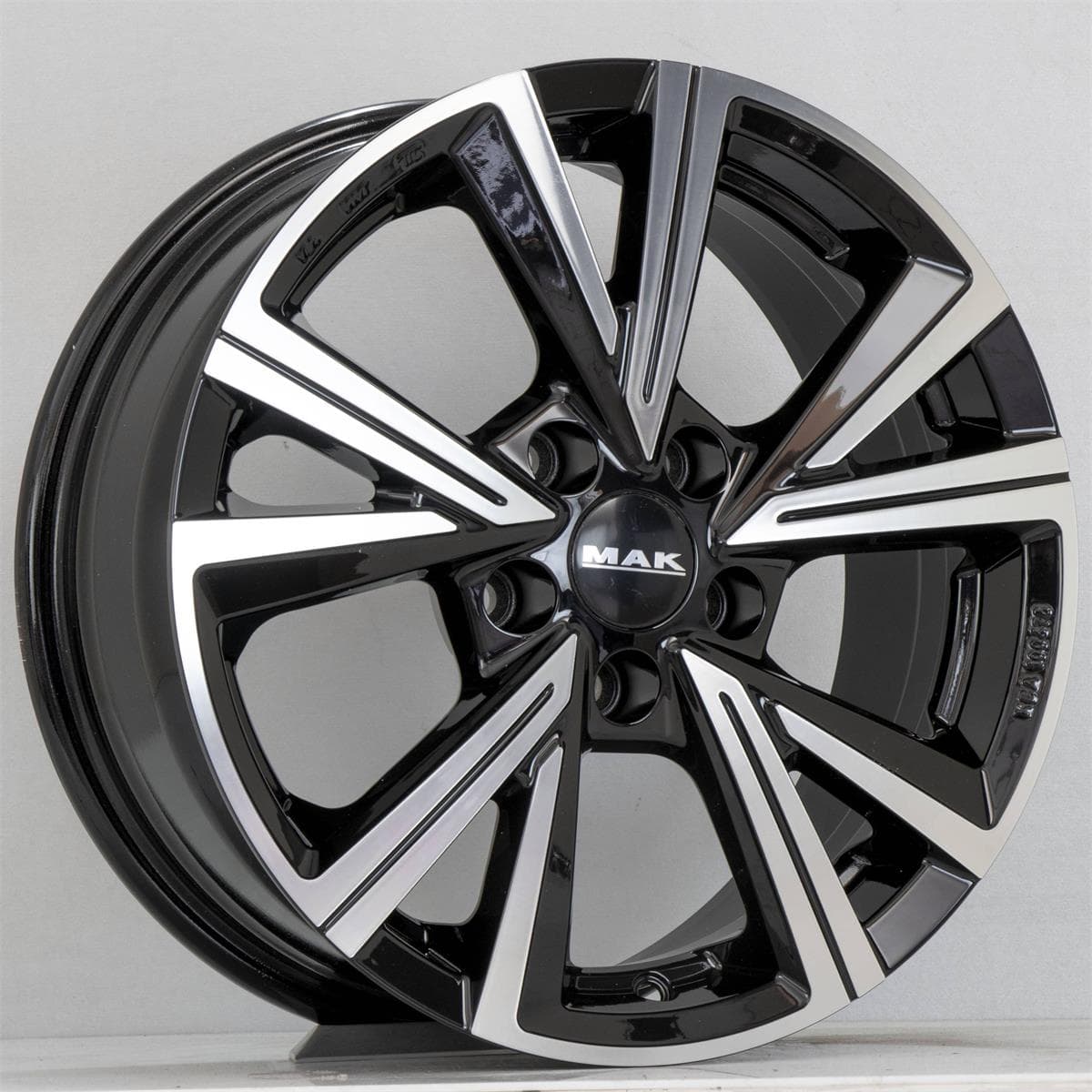 MAK Qvarz 6.5x16 5x114.3 ET40 CB76 Black Mirror