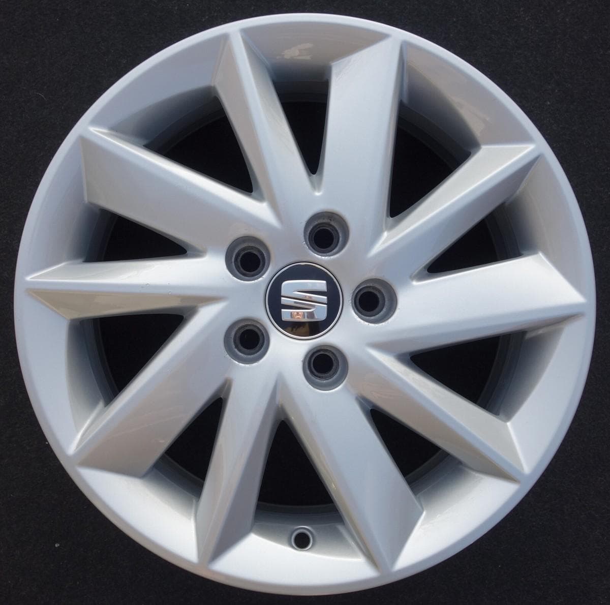 OE Seat 6F0601025G8Z8 5.5x15 5x100 ET40 CB57.1 Silver
